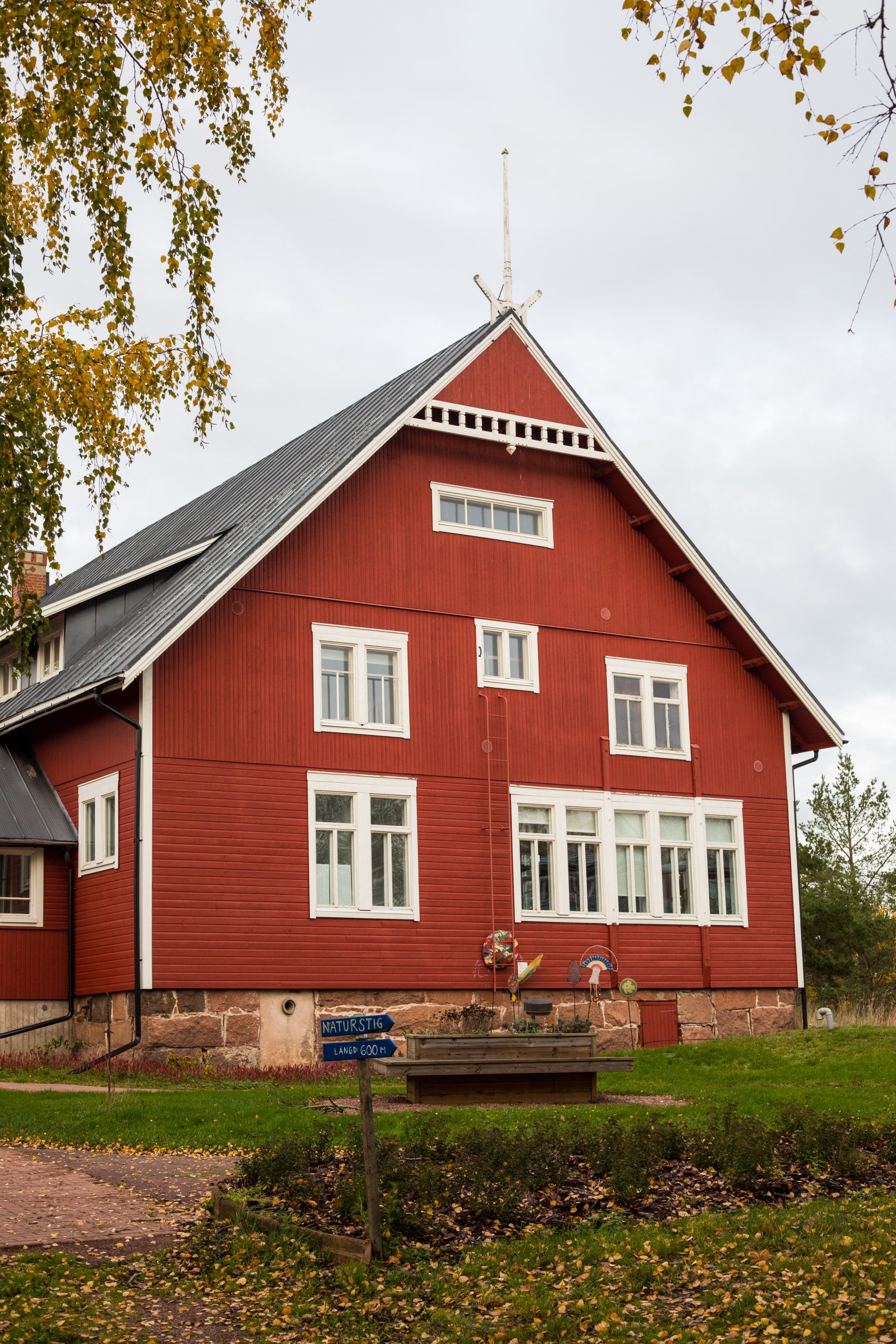 Bild på Ålands Folkhögskolas huvudbyggnad i höstsken