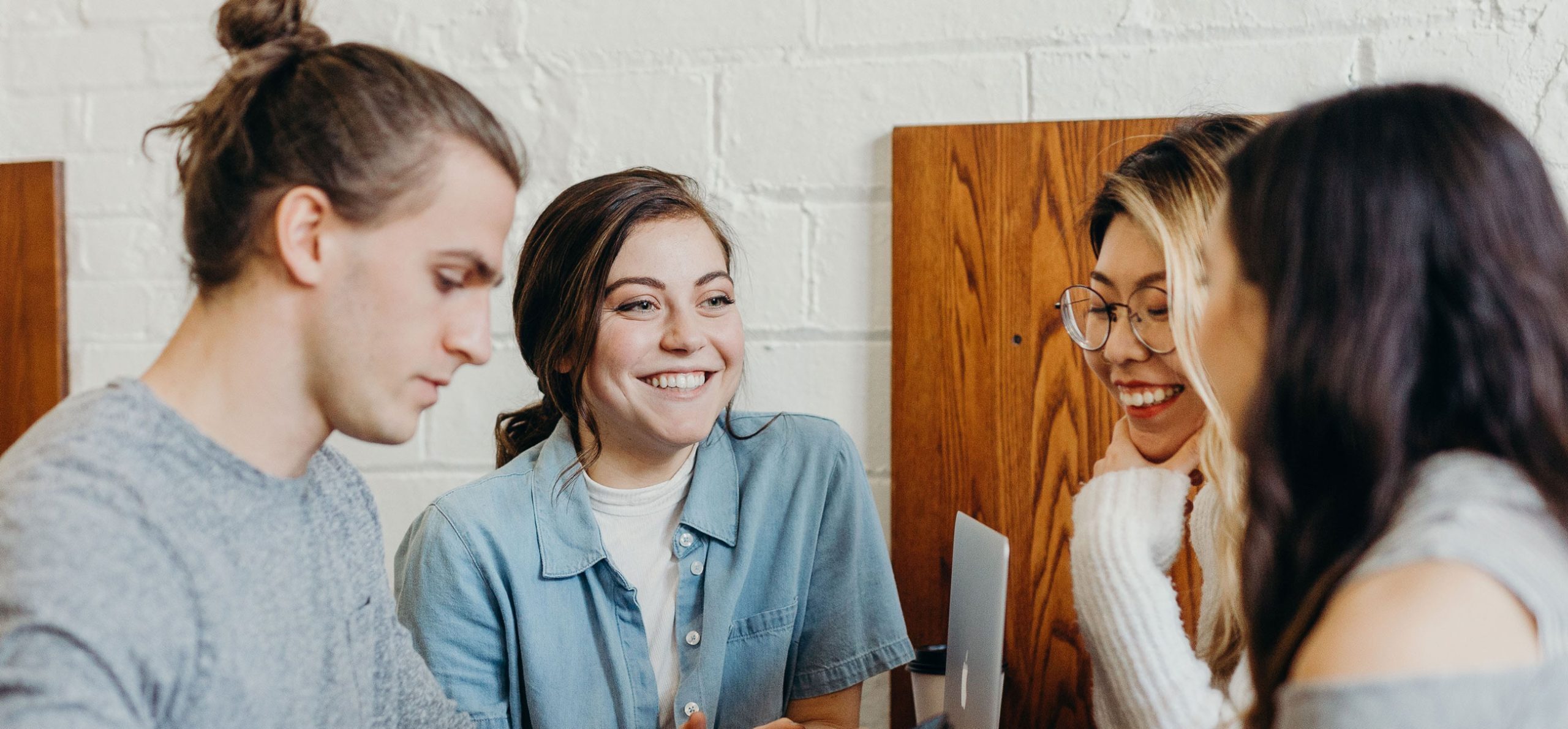 Ungdomar tillsammans runt bord